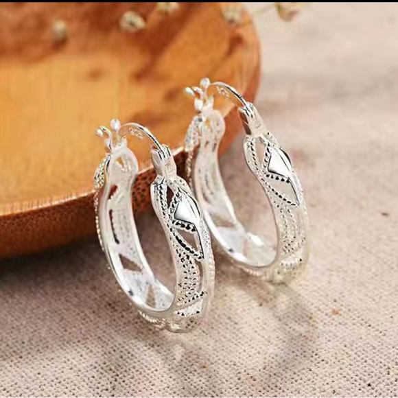 💎 Simple Silver Textured Hoop Earrings - Picture 3 of 5